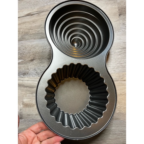 Wilton Dimensions Giant Cupcake Pan - Picture 3 of 11